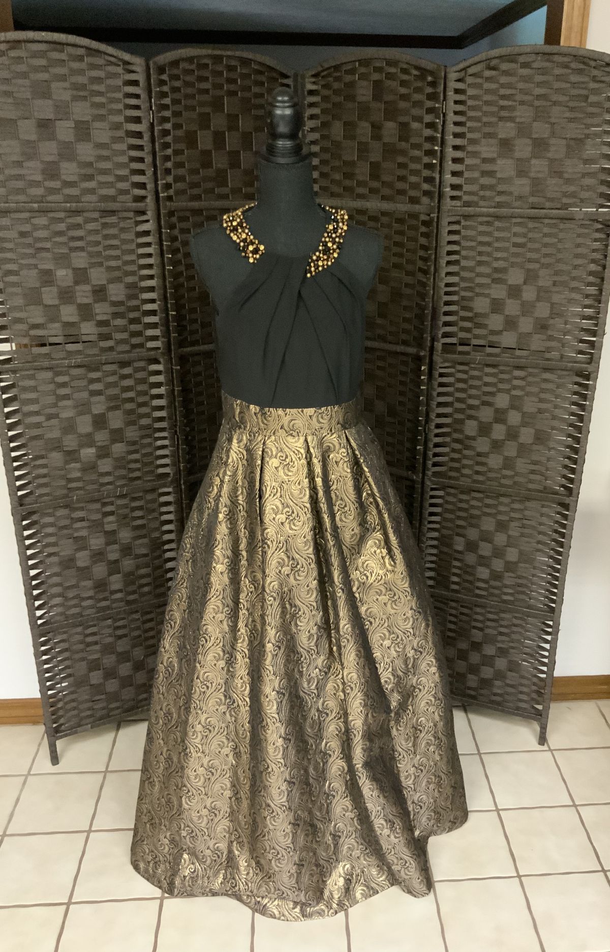 Size 6 Gold A-line Dress on Queenly