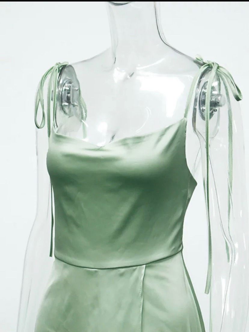Size 2 Prom Satin Green Dress With Train on Queenly