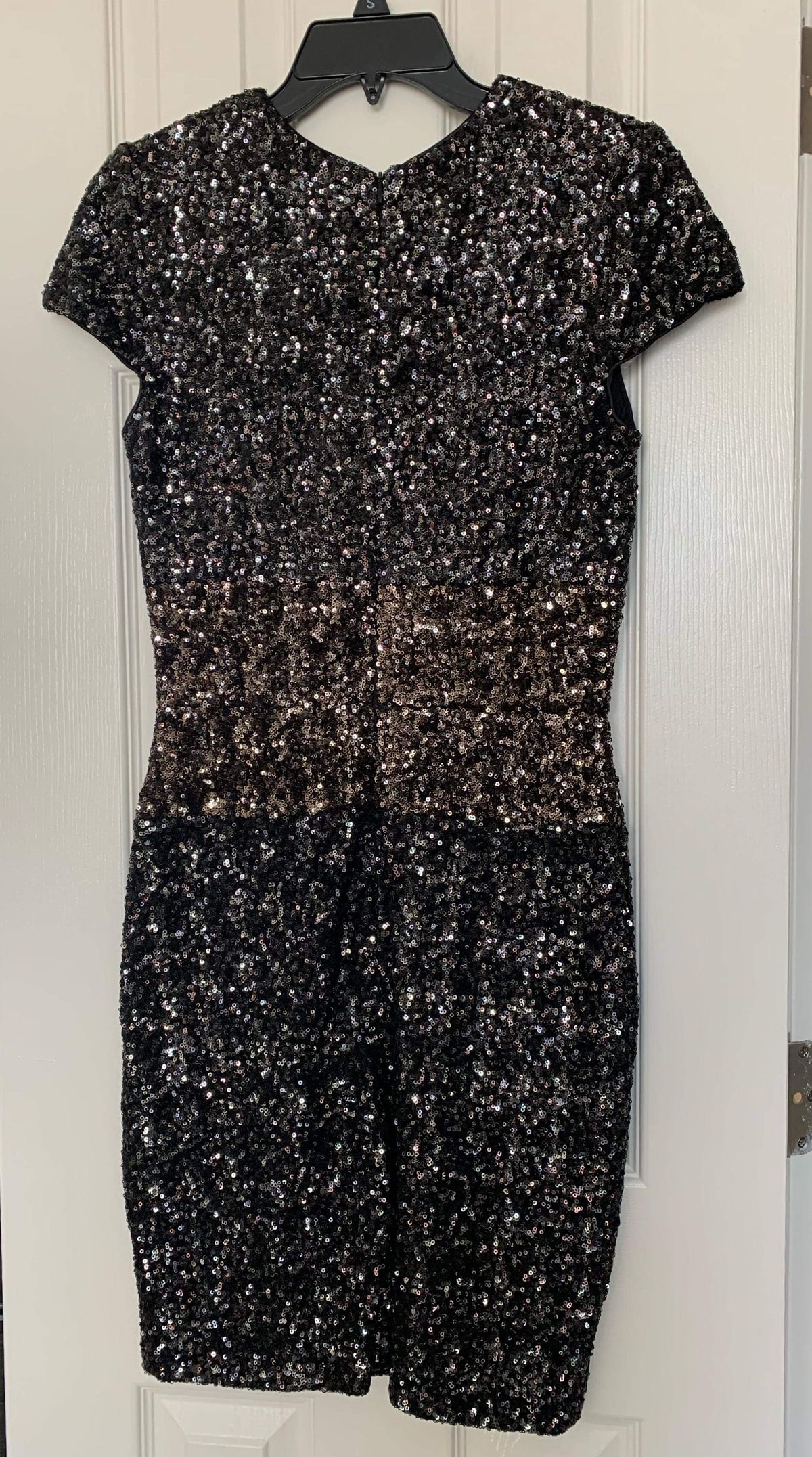 Size 2 Nightclub Cap Sleeve Sequined Black Cocktail Dress on Queenly