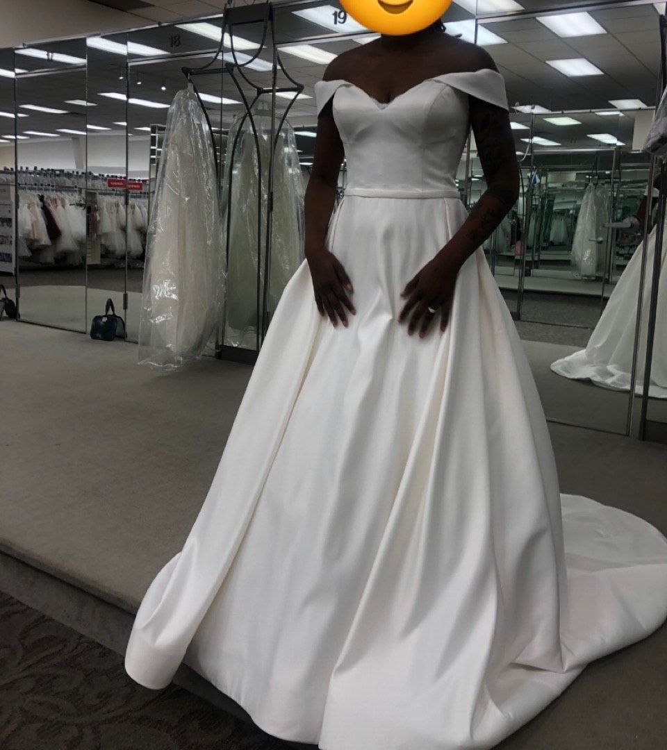 Size 8 Wedding Off The Shoulder White Ball Gown on Queenly