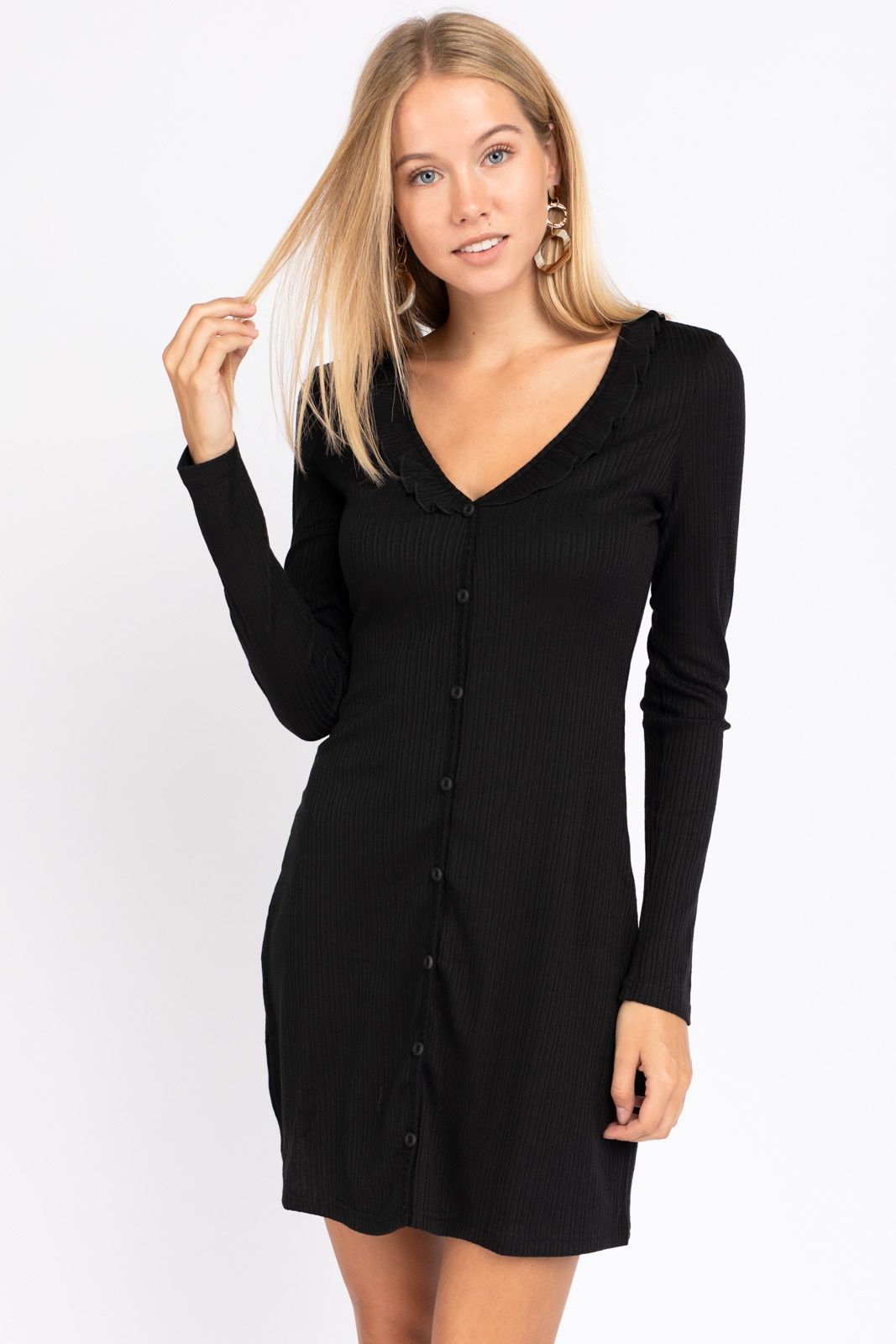 Style SD4972 Le Lis Size 6 Long Sleeve Black Cocktail Dress on Queenly