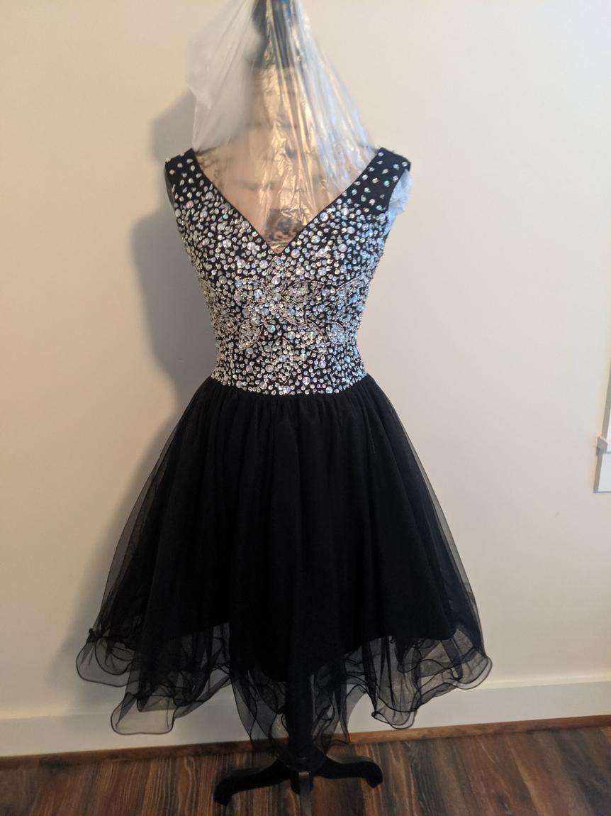 Size 4 Prom Sequined Black Cocktail Dress on Queenly