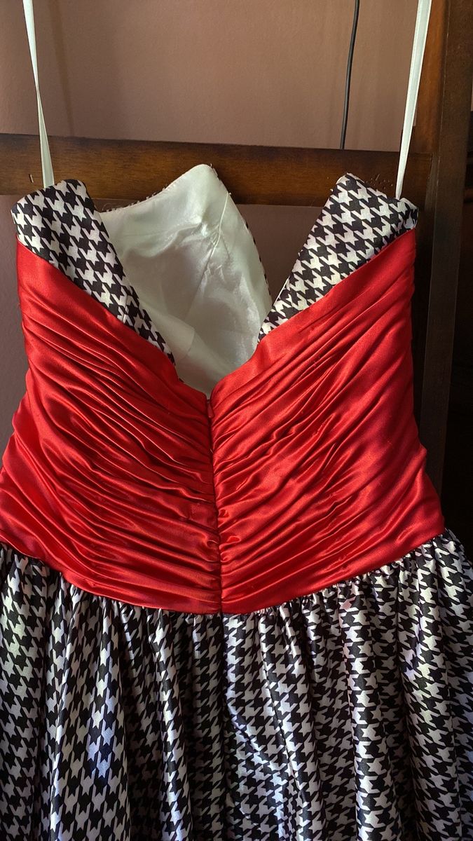 Cassandra Stone Size 4 Red Cocktail Dress on Queenly