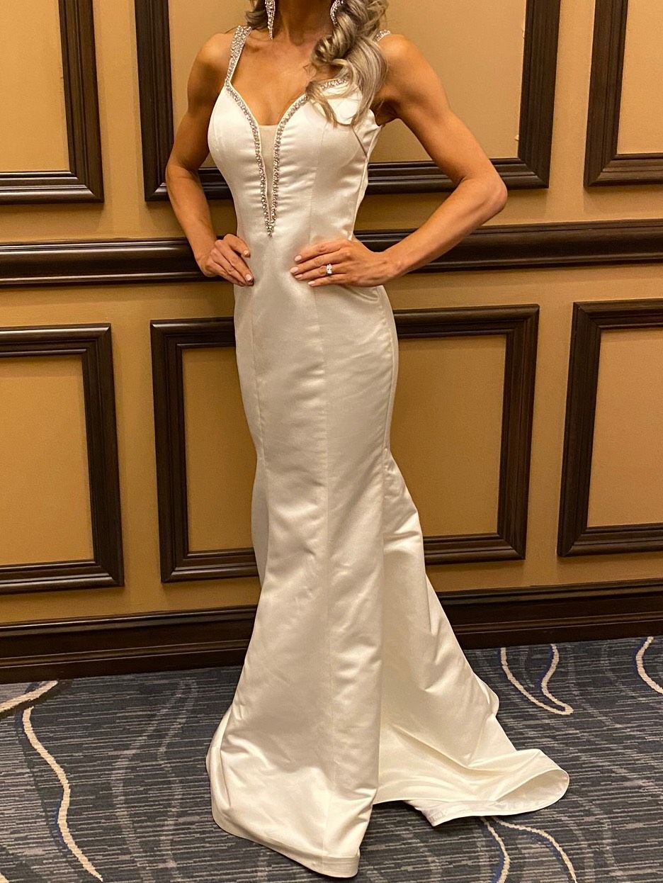 Ashley Lauren Size 0 Pageant Plunge Satin White Mermaid Dress on Queenly