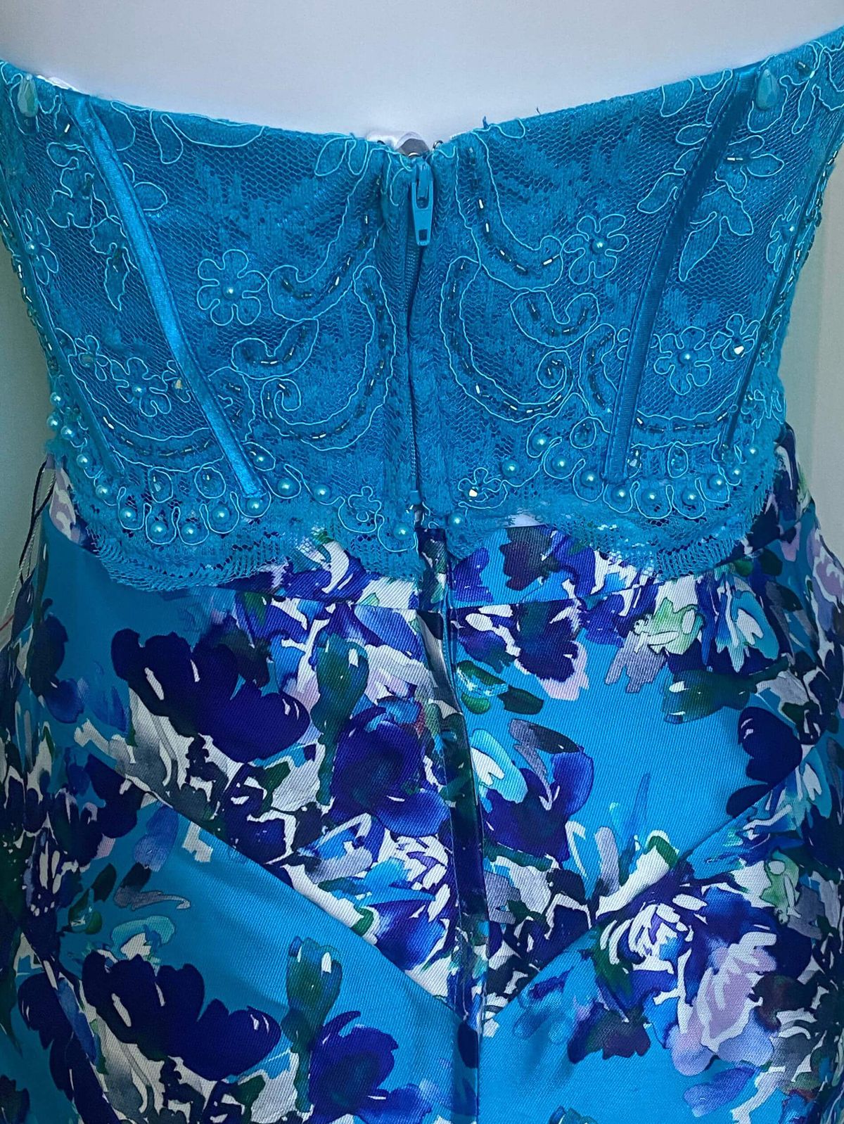 Ellie Wilde Size 4 Prom Lace Royal Blue Mermaid Dress on Queenly