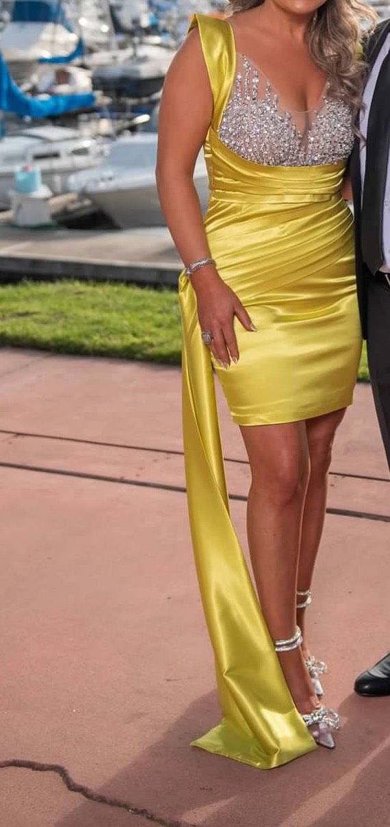 Size M Yellow Cocktail Dress on Queenly