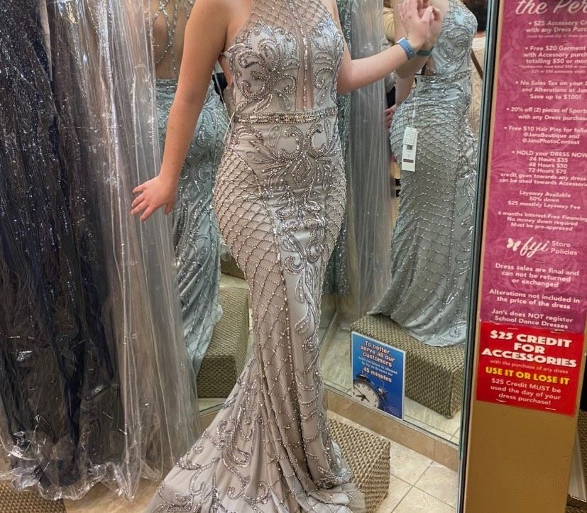 Size 4 Prom Sequined Silver Cocktail Dress on Queenly