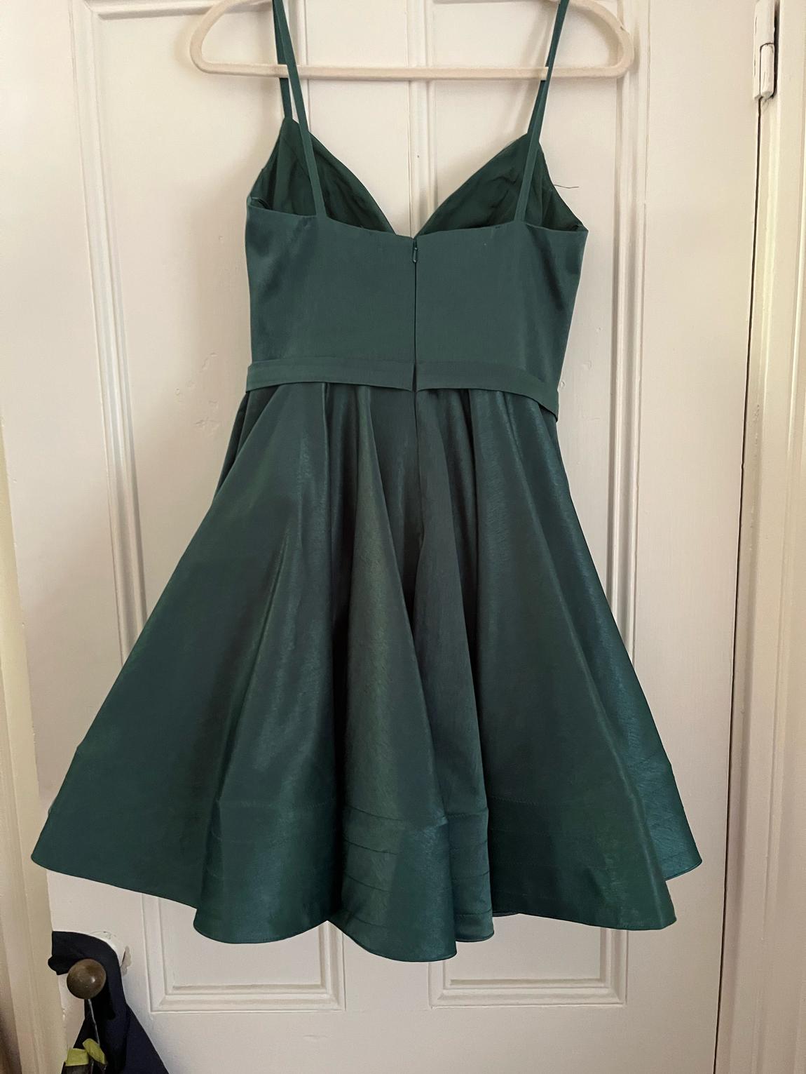 Mac Duggal Size 4 Emerald Green Cocktail Dress on Queenly