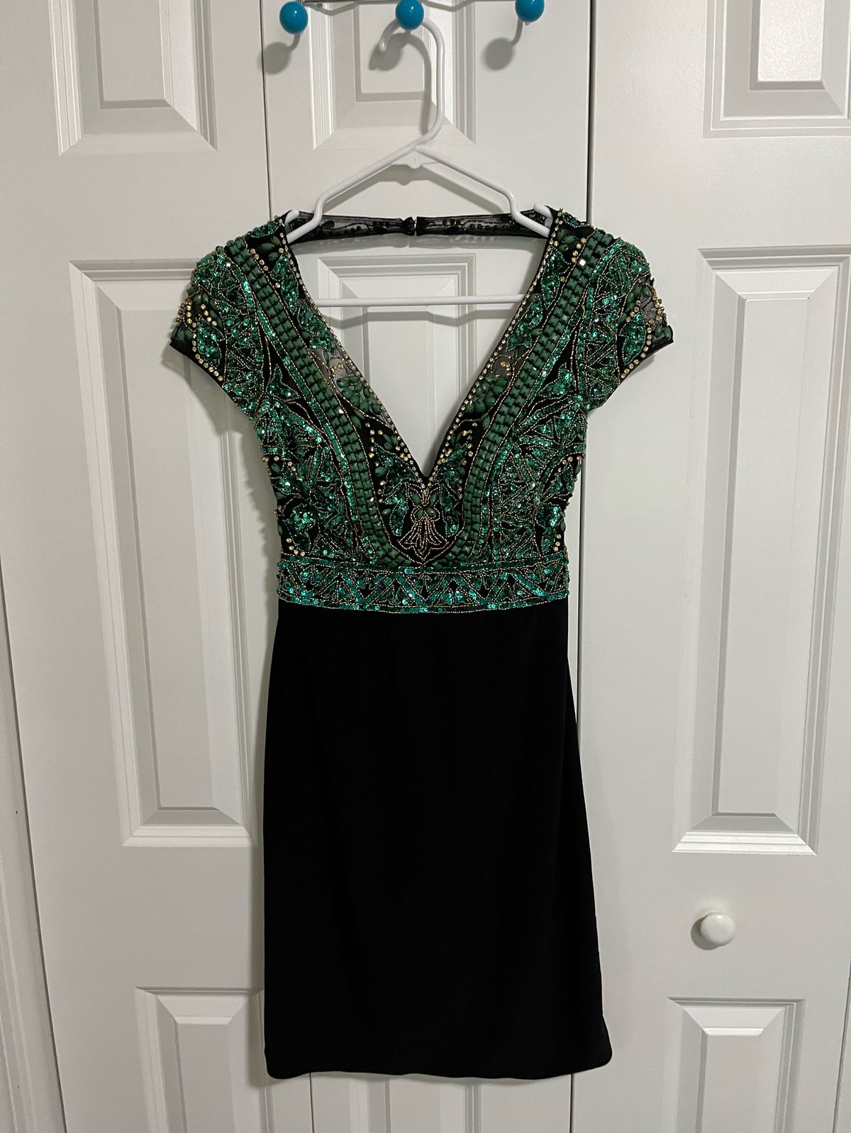 Mac Duggal Size 2 Black Cocktail Dress on Queenly
