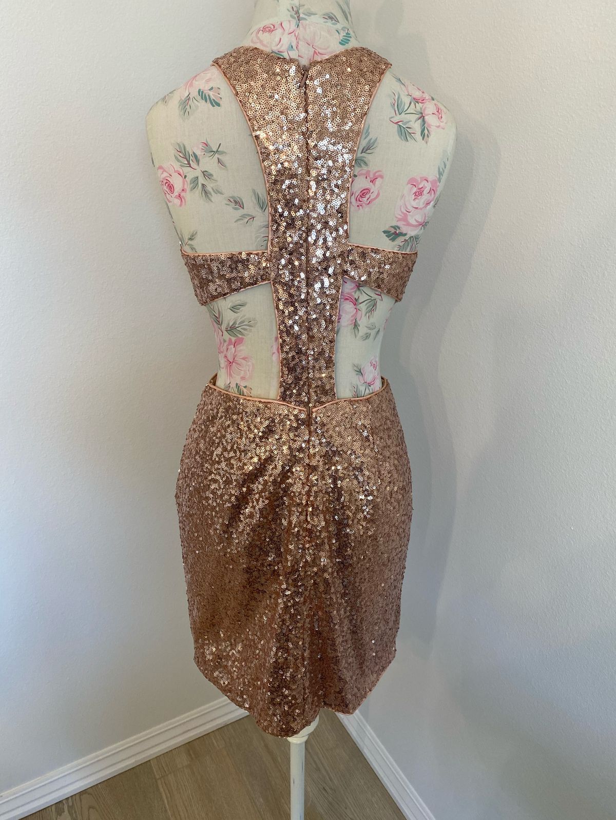 Size 6 Sequined Gold Cocktail Dress on Queenly