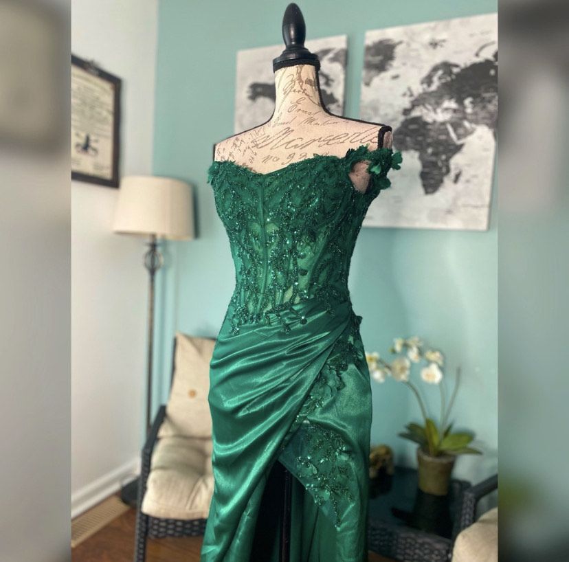 Size 2 Prom Off The Shoulder Lace Emerald Green Mermaid Dress on Queenly