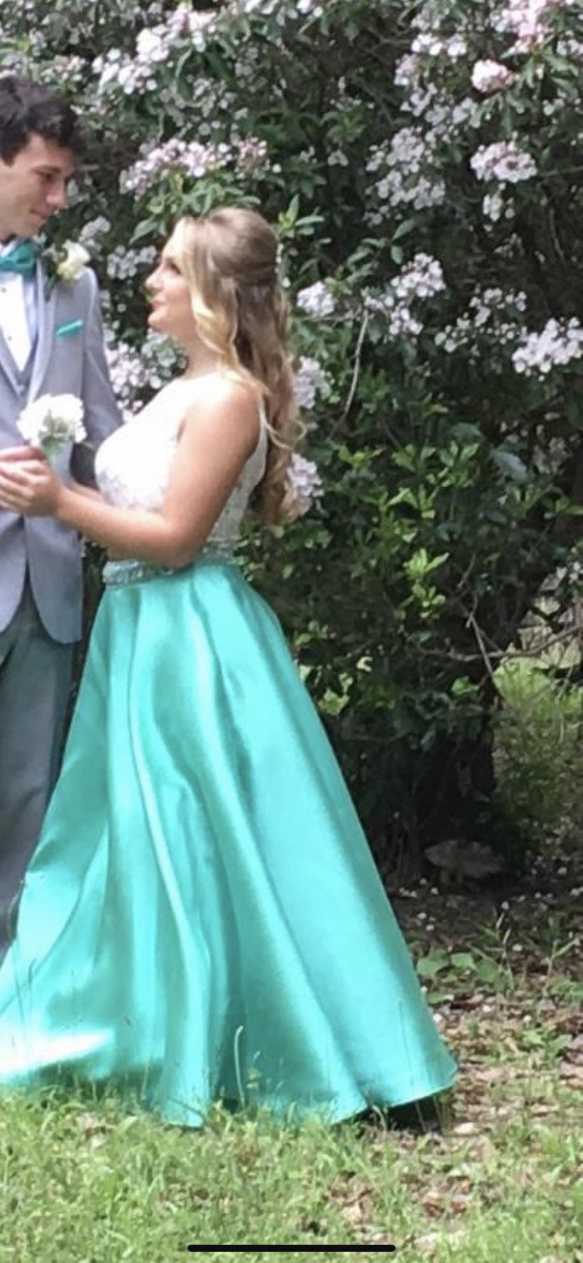 Size 8 Emerald Green Ball Gown on Queenly