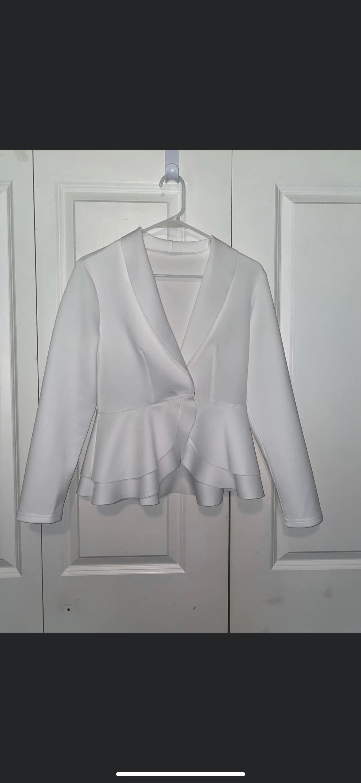 No name Size 0 White Formal Jumpsuit on Queenly