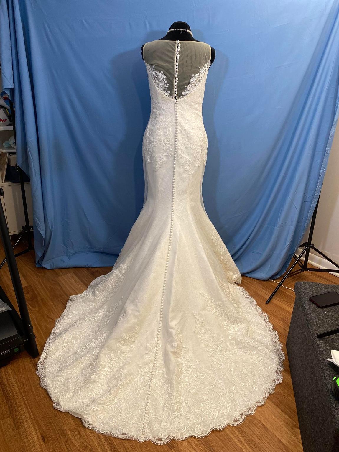 Alessa's Bridal Size 10 Lace White Mermaid Dress on Queenly
