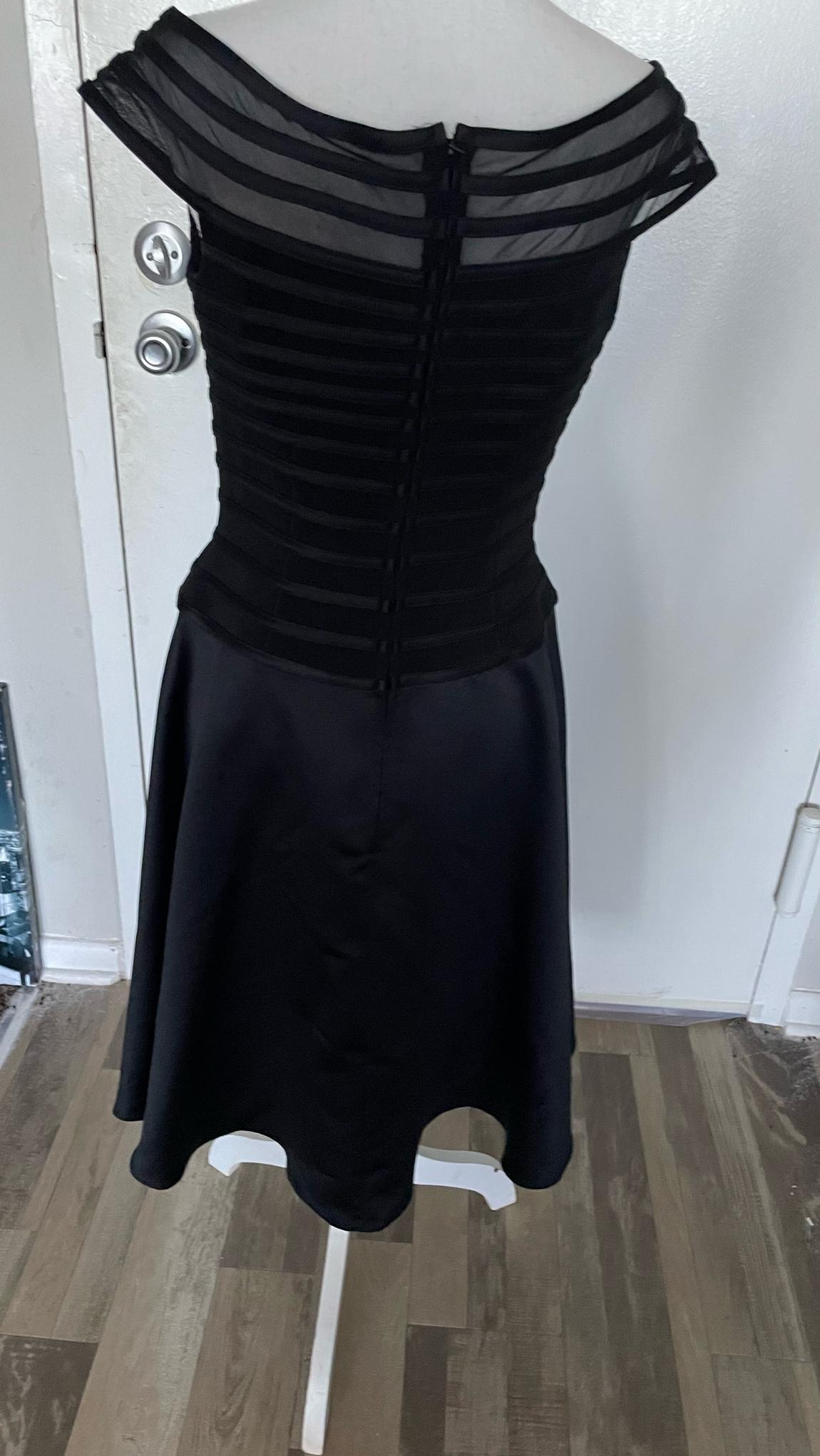 Size 8 Velvet Black Cocktail Dress on Queenly