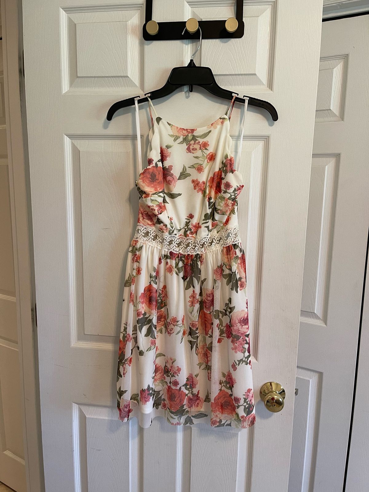 Size 4 White Cocktail Dress on Queenly
