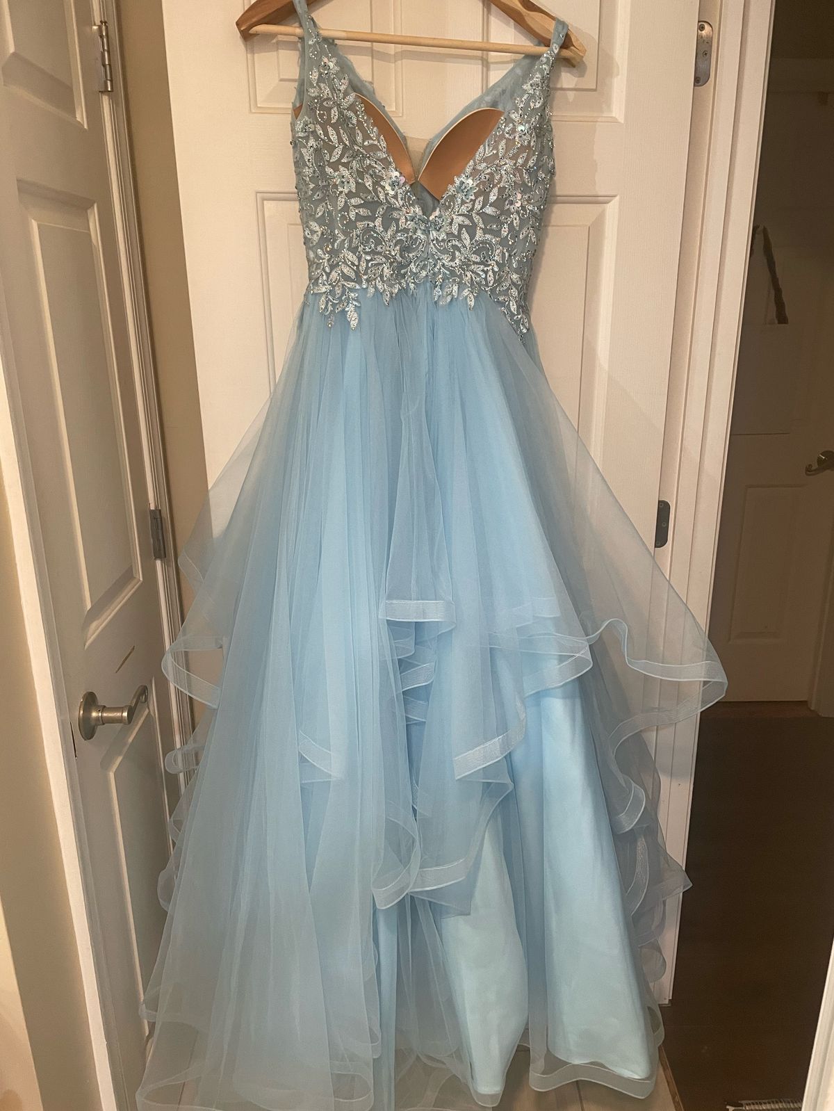 Giovanni Size 6 Blue Ball Gown on Queenly