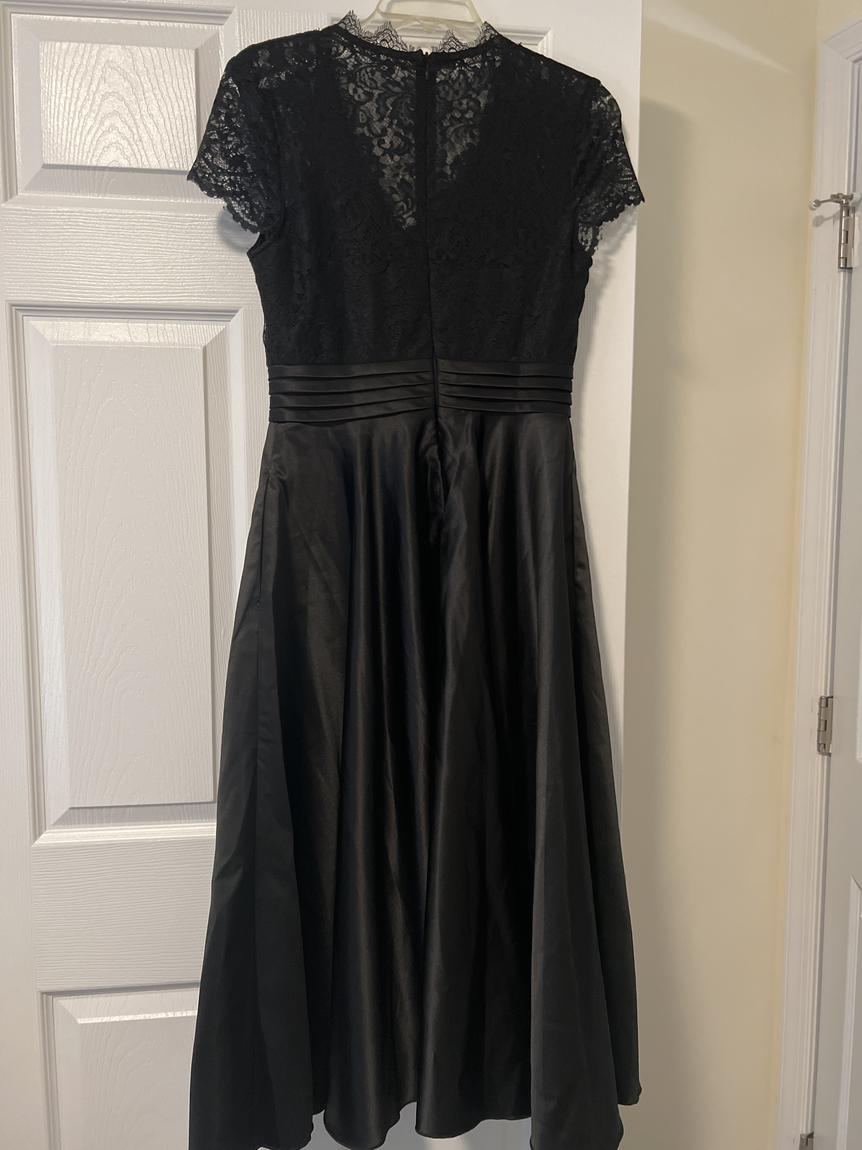 Size 6 Prom Lace Black Cocktail Dress on Queenly