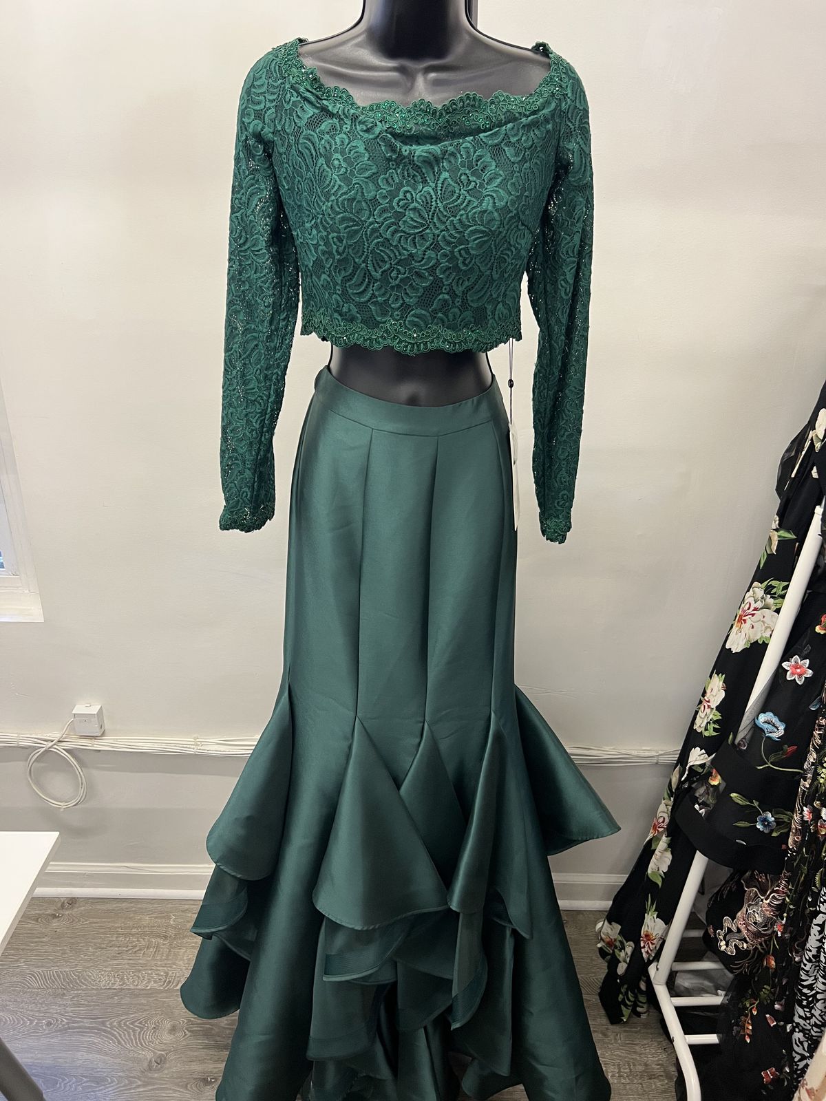 Style 6154 Alyce Paris Size 8 Long Sleeve Lace Green Mermaid Dress on Queenly