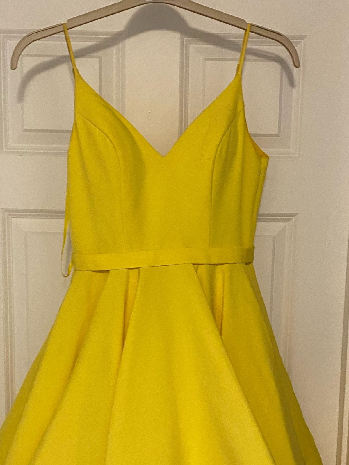 Mac Duggal Size 6 Yellow Cocktail Dress on Queenly