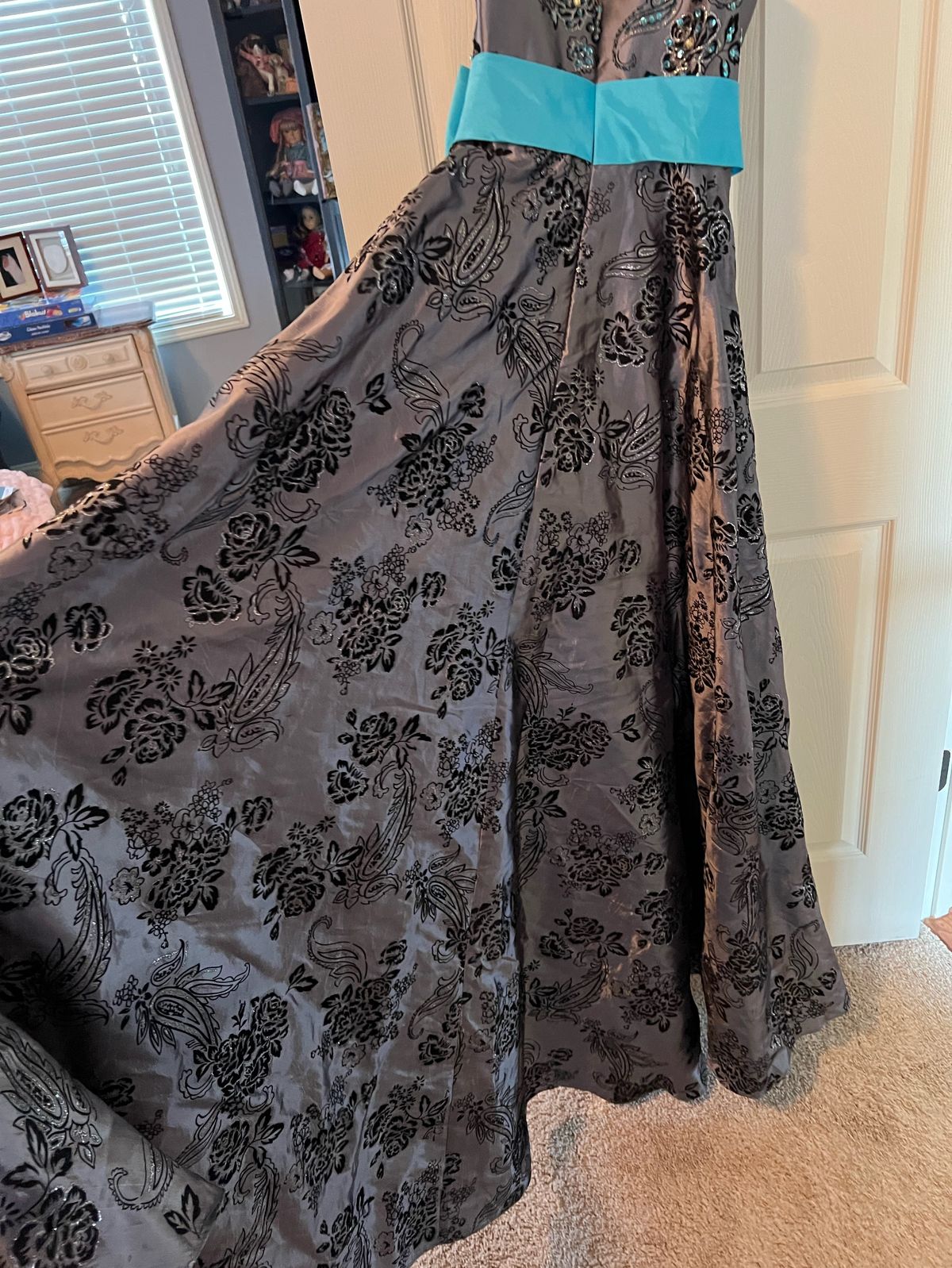 Size 2 Prom Velvet Silver Floor Length Maxi on Queenly