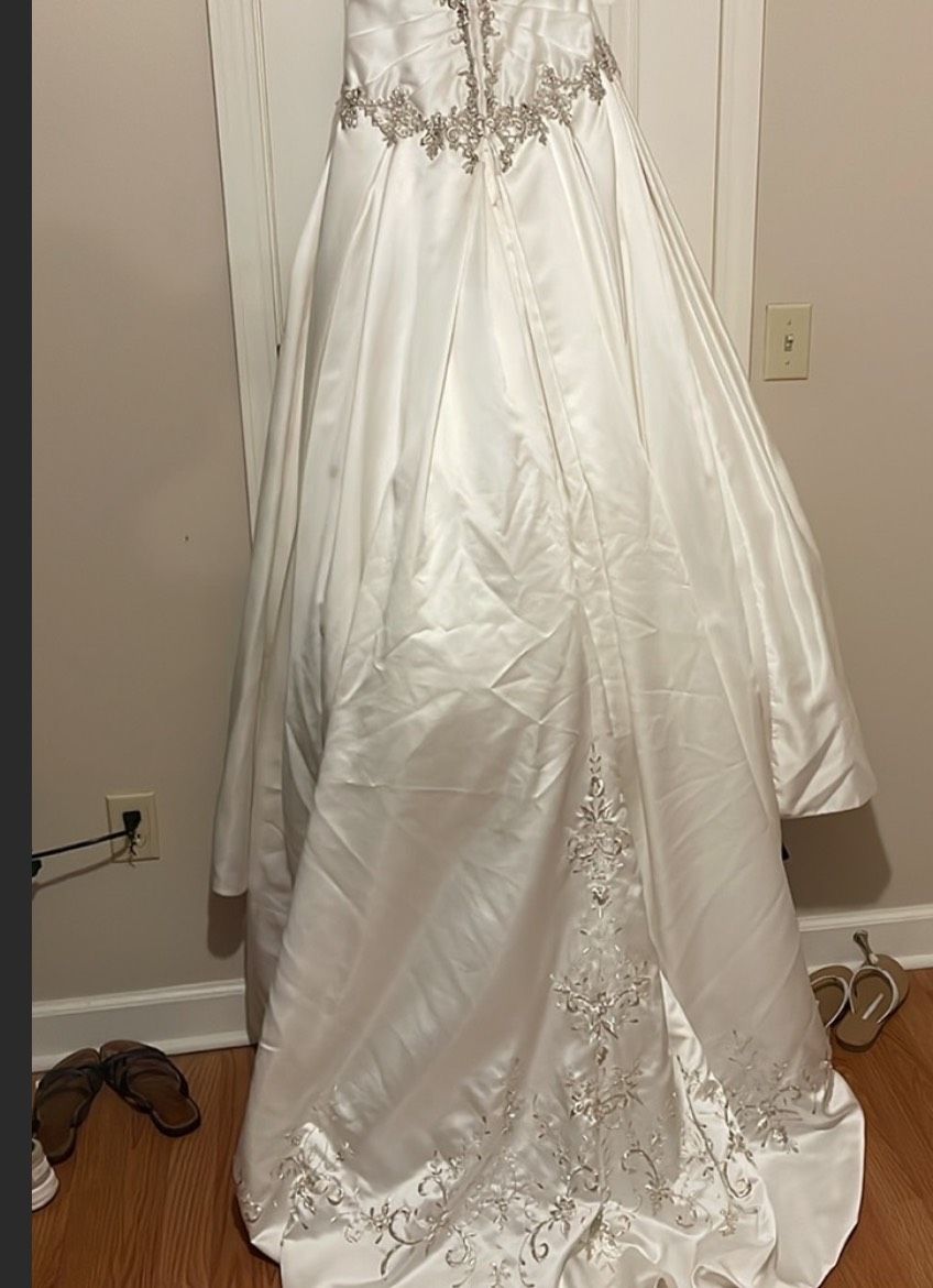 Alfred Angelo Size 10 White Ball Gown on Queenly