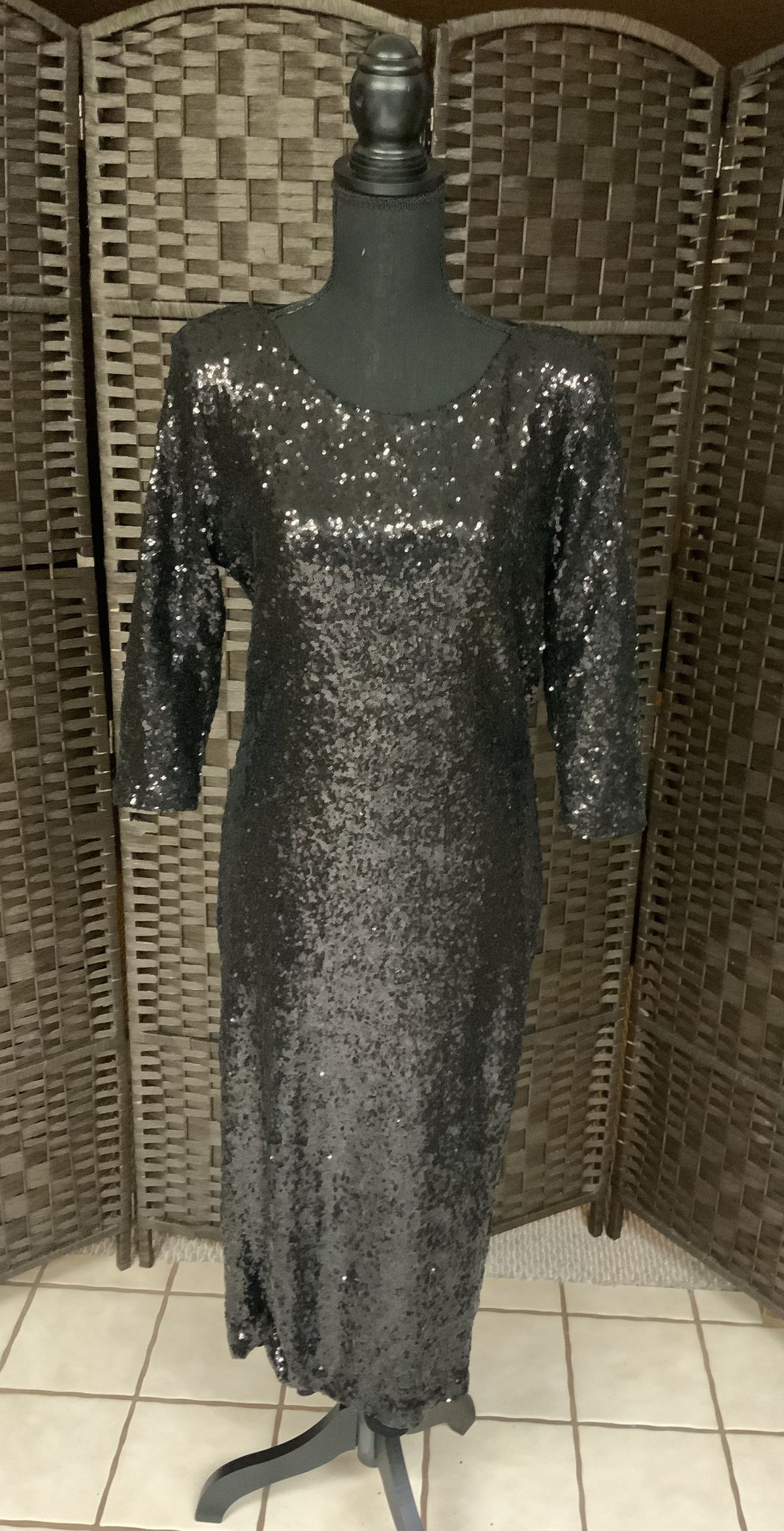 Size 10 Sequined Black Cocktail Dress on Queenly