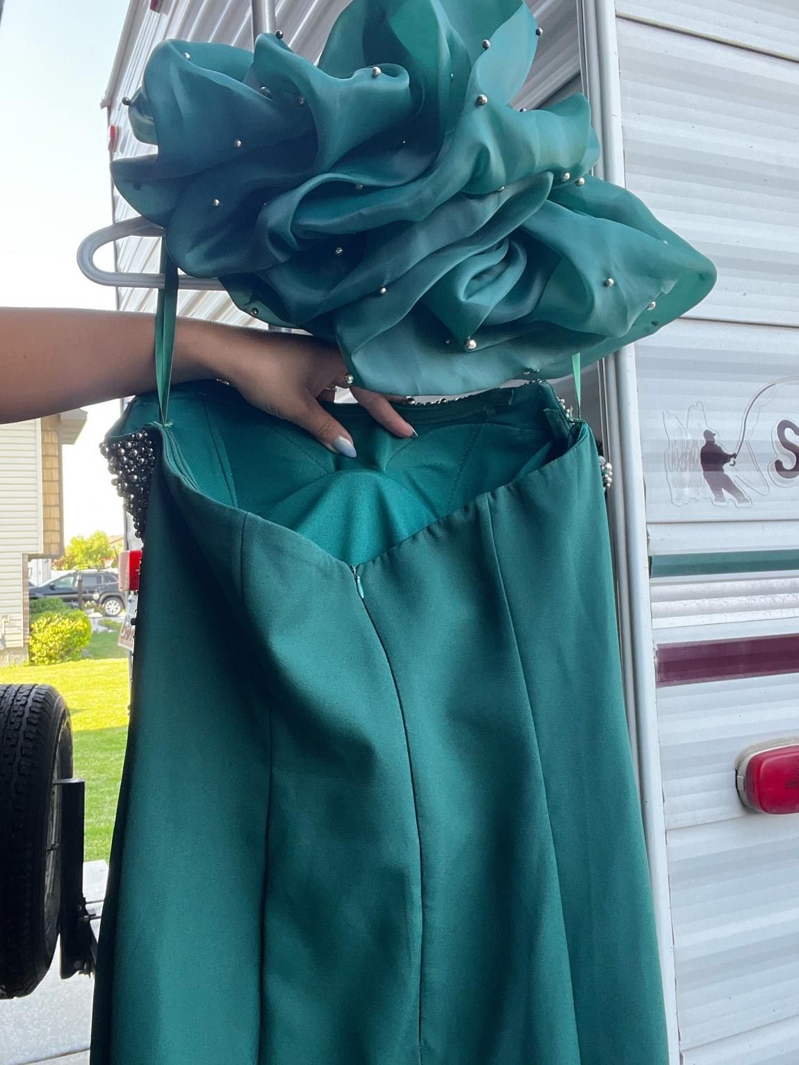Size 8 Prom Off The Shoulder Emerald Green Mermaid Dress on Queenly