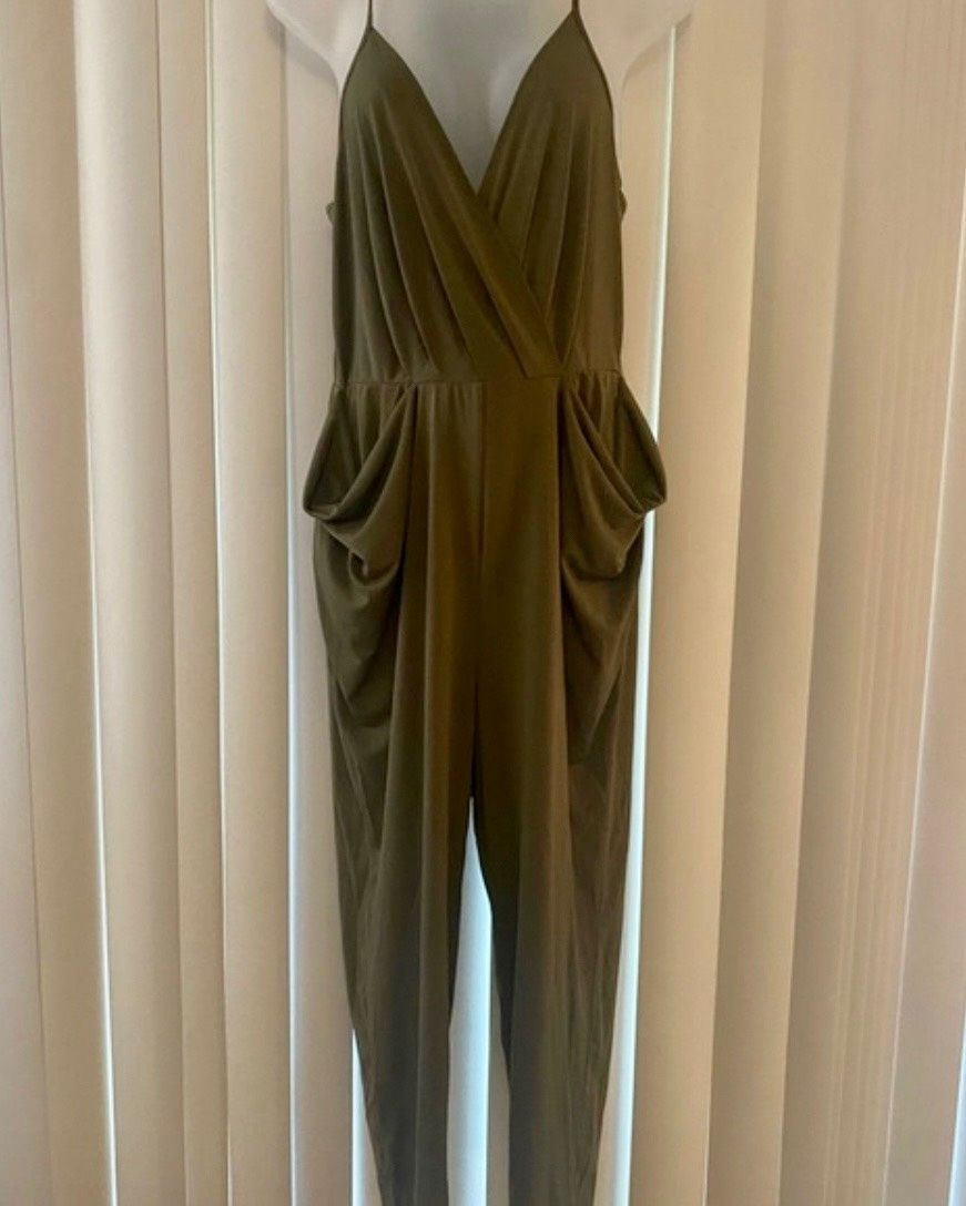 BCBG Size 6 Green Formal Jumpsuit on Queenly