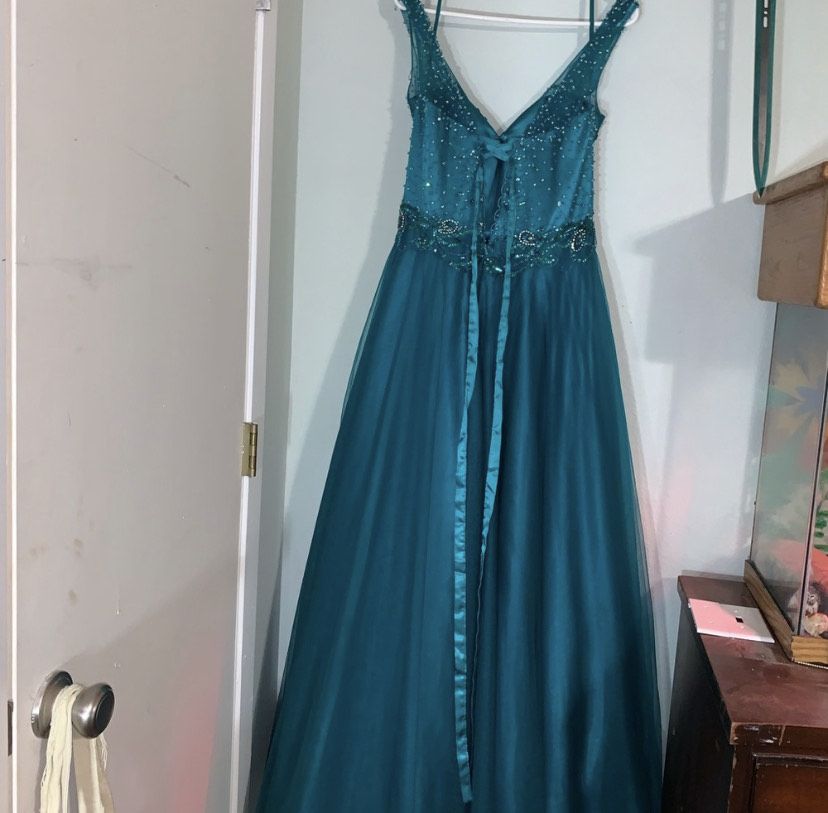 Size 12 Lace Emerald Green Ball Gown on Queenly