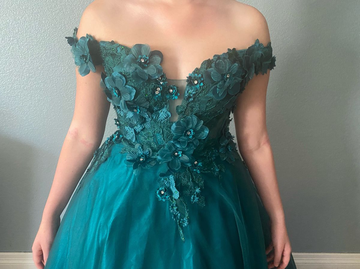 Size 4 Emerald Green Ball Gown on Queenly