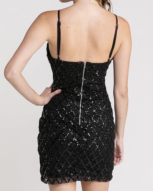 Size 2 Sequined Black Cocktail Dress on Queenly