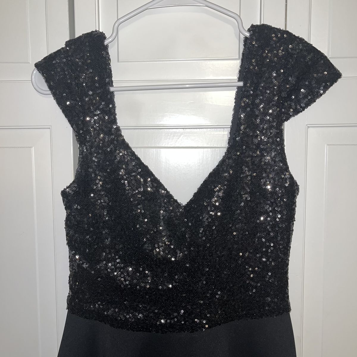 Size 6 Sequined Black Cocktail Dress on Queenly