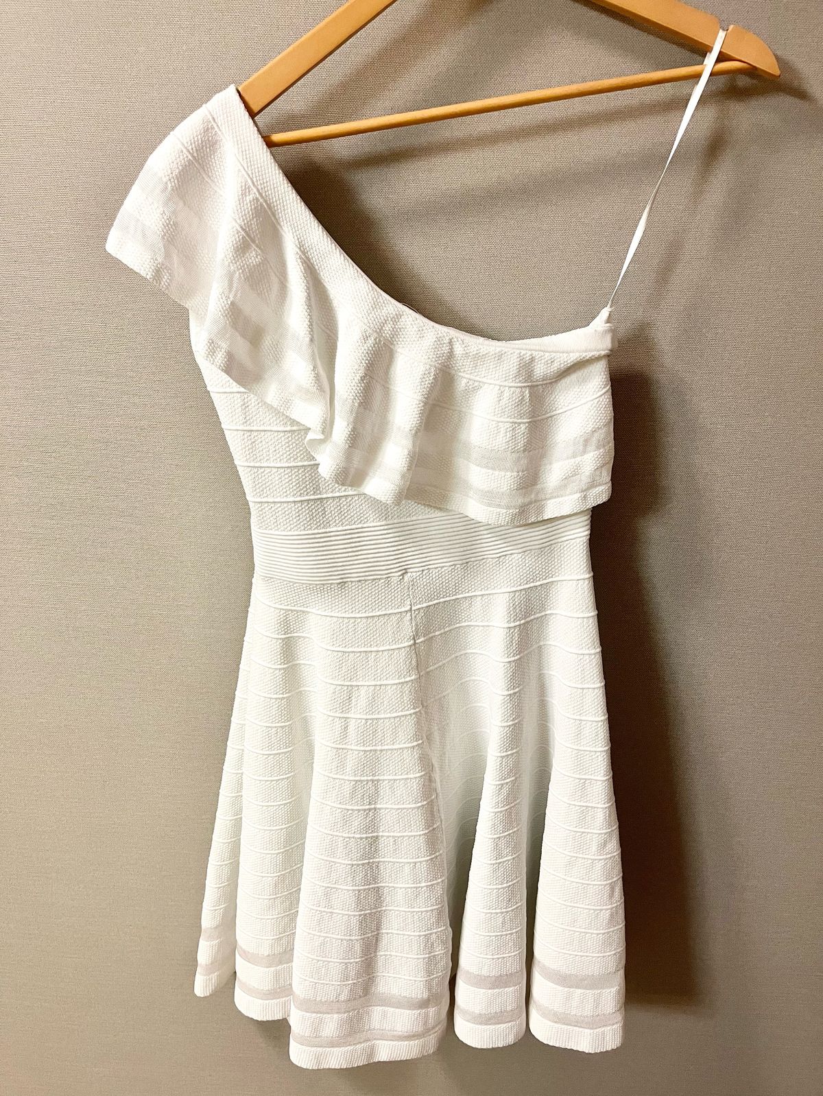 Ted Baker Size 8 One Shoulder White Cocktail Dress on Queenly