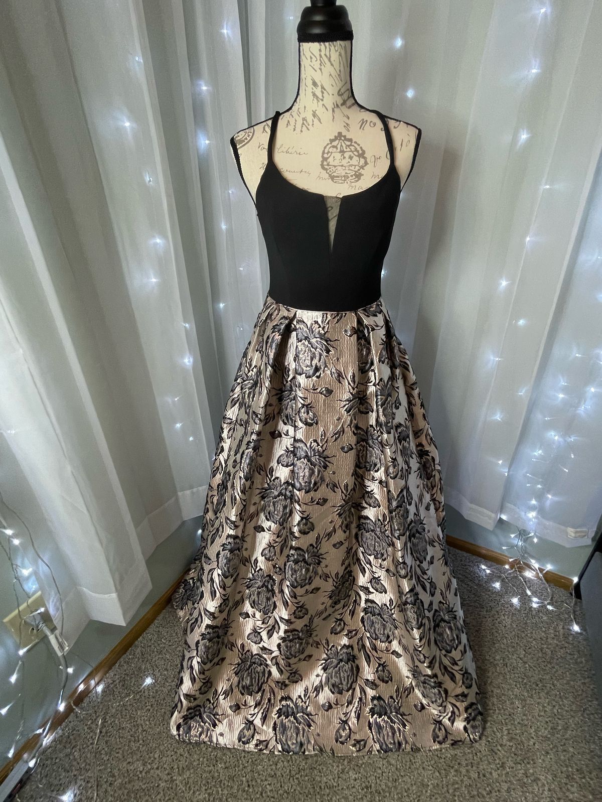 Size 4 Prom Floral Black A-line Dress on Queenly