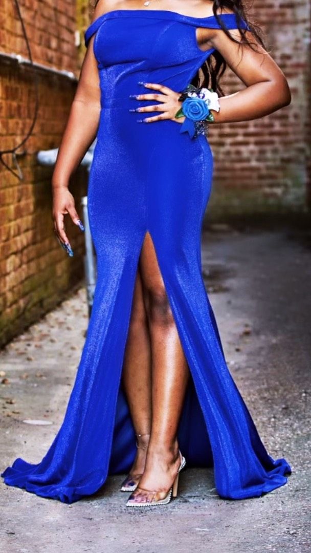Size 6 Prom Blue Dress With Train on Queenly
