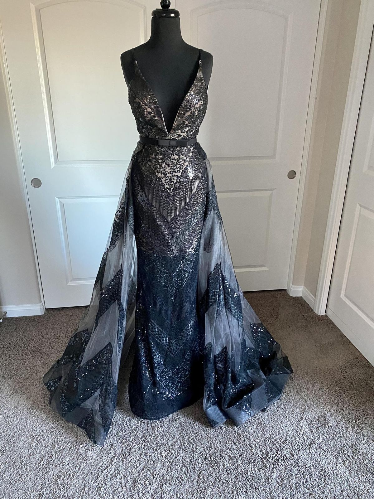 Sherri Hill Size 2 Prom Plunge Black A-line Dress on Queenly