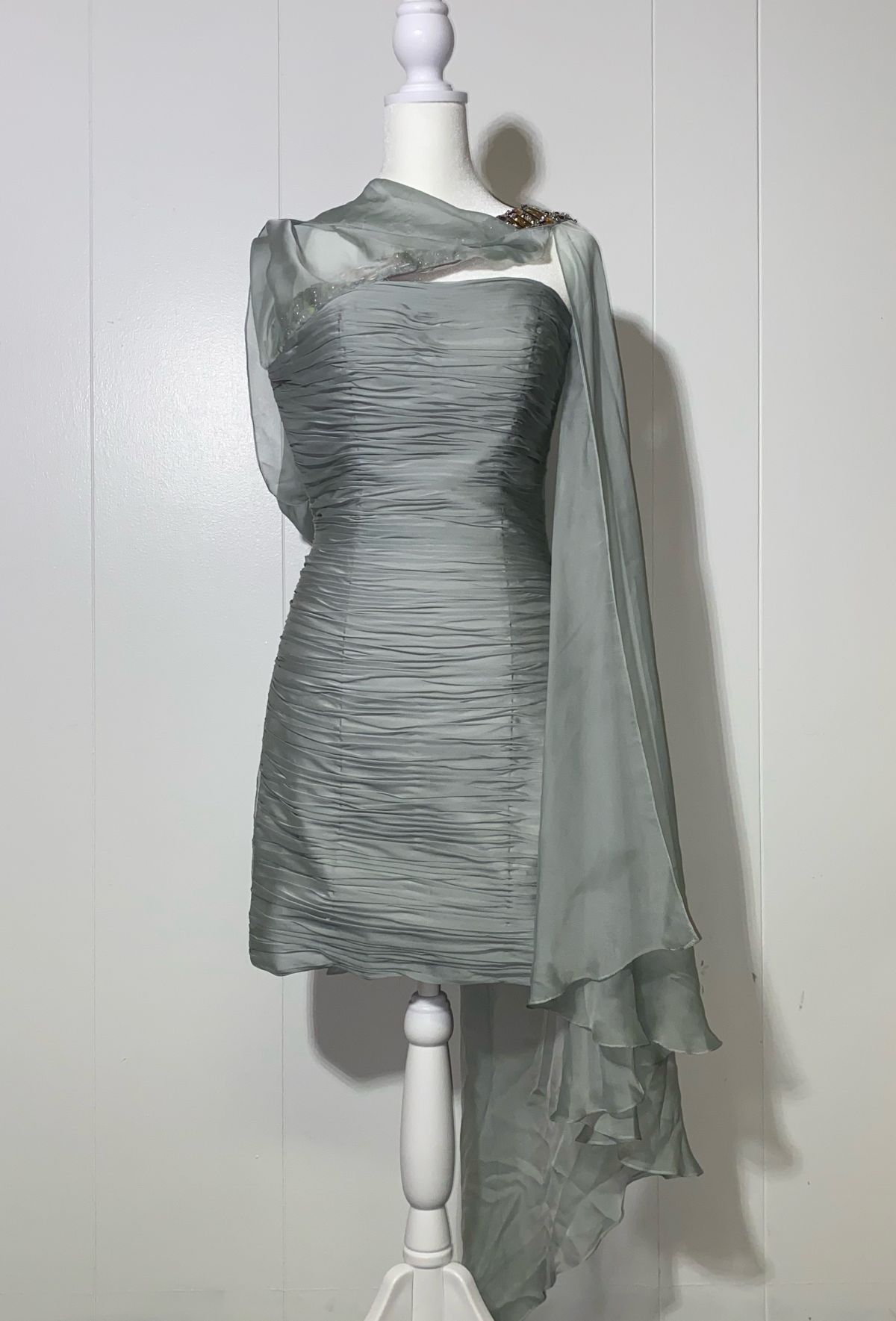 Tony Bowls Size 0 One Shoulder Sequined Silver Cocktail Dress on Queenly