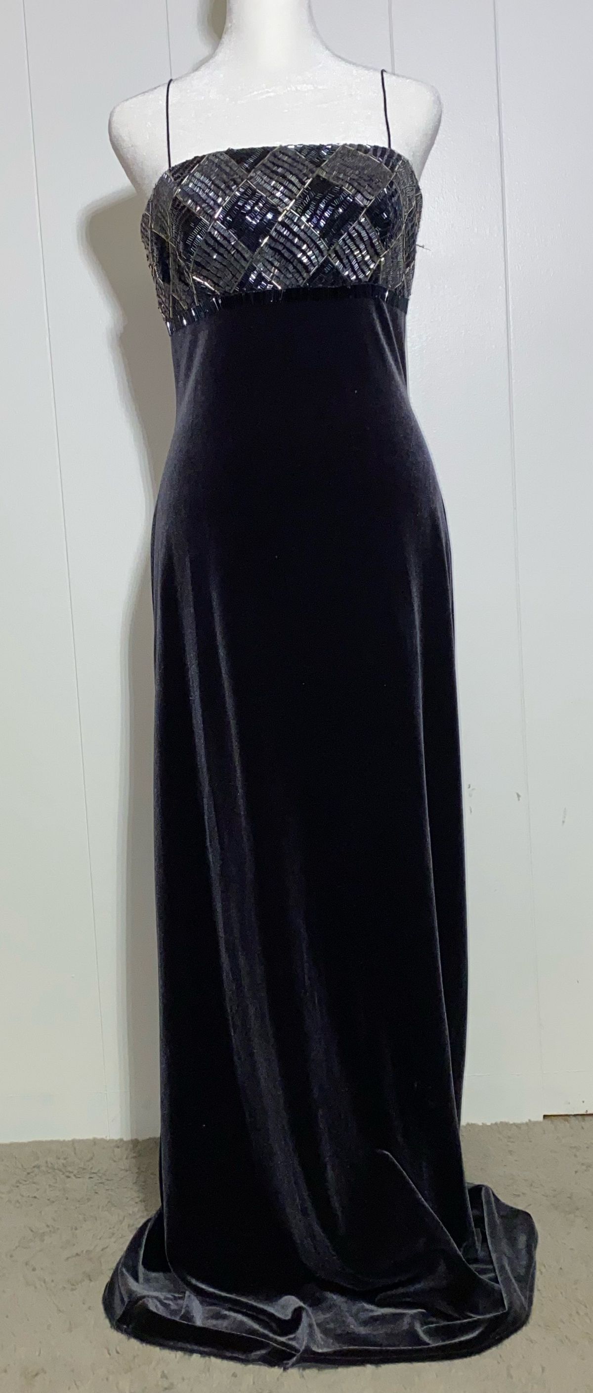 JS Boutique Size 6 Prom Velvet Silver A-line Dress on Queenly