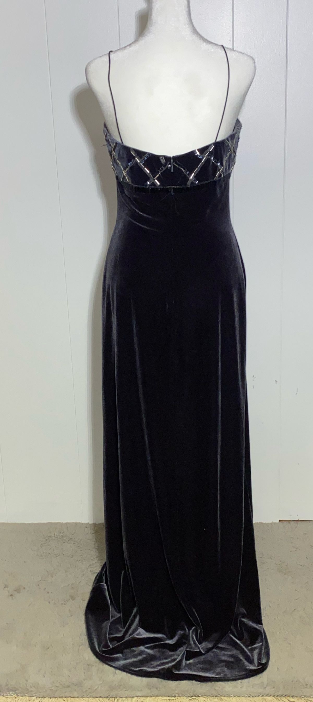JS Boutique Size 6 Prom Velvet Silver A-line Dress on Queenly