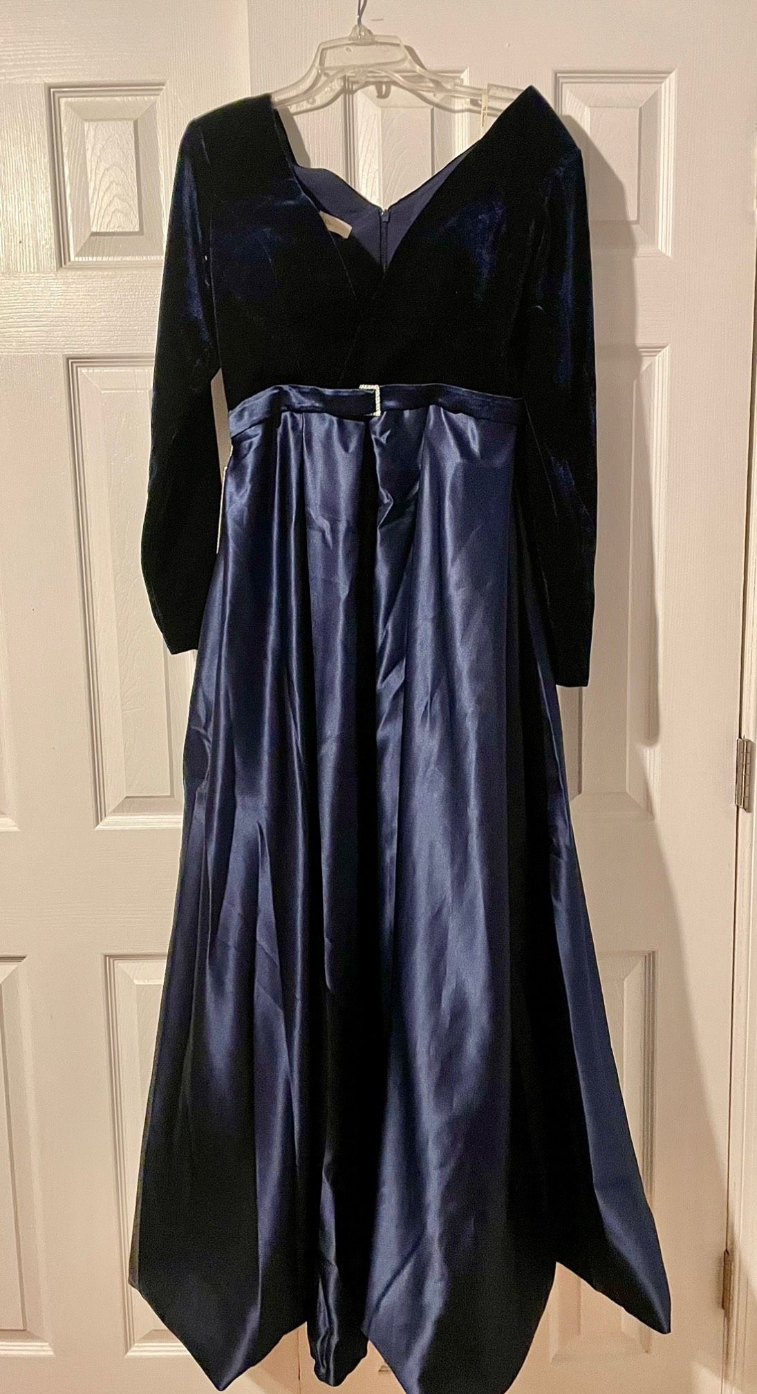 Size 12 Prom Velvet Navy Blue A-line Dress on Queenly