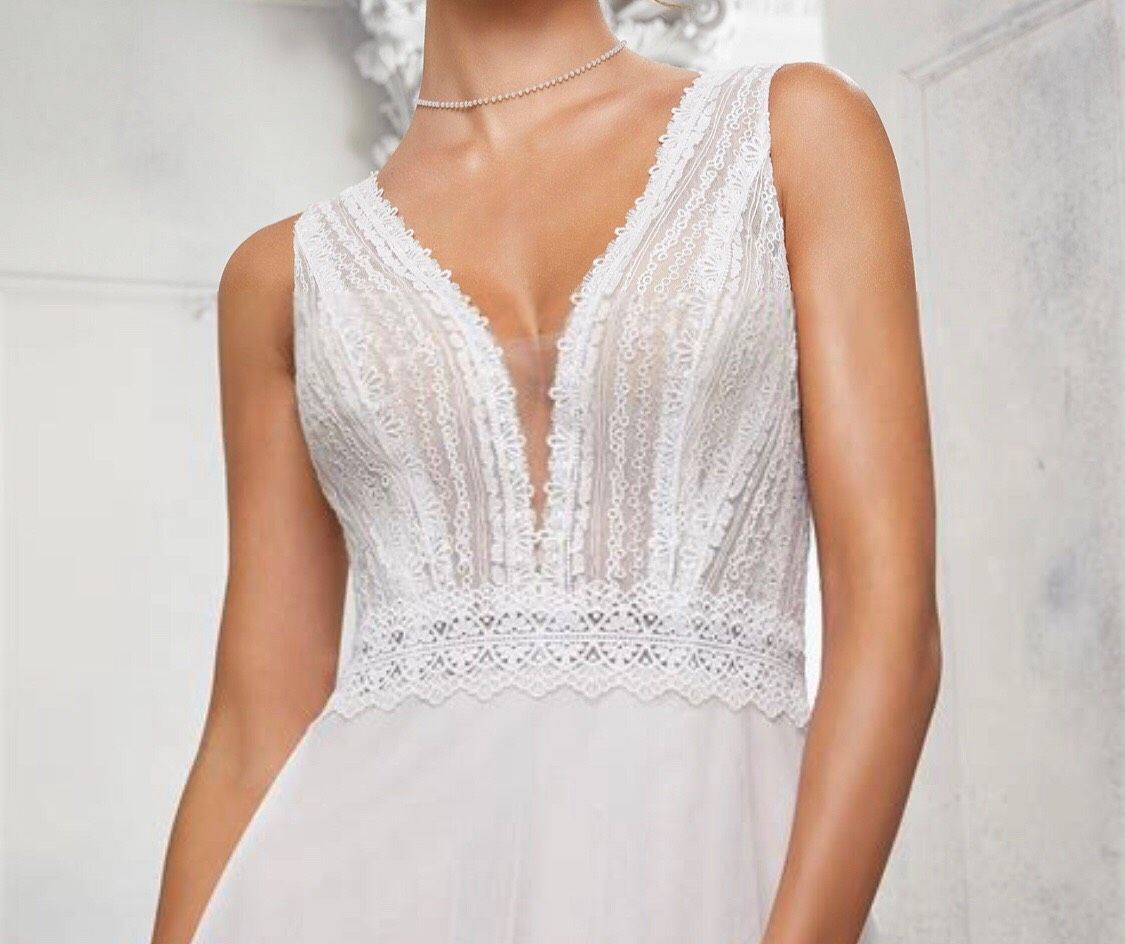 MoriLee Size 8 Plunge Lace White Dress With Train on Queenly