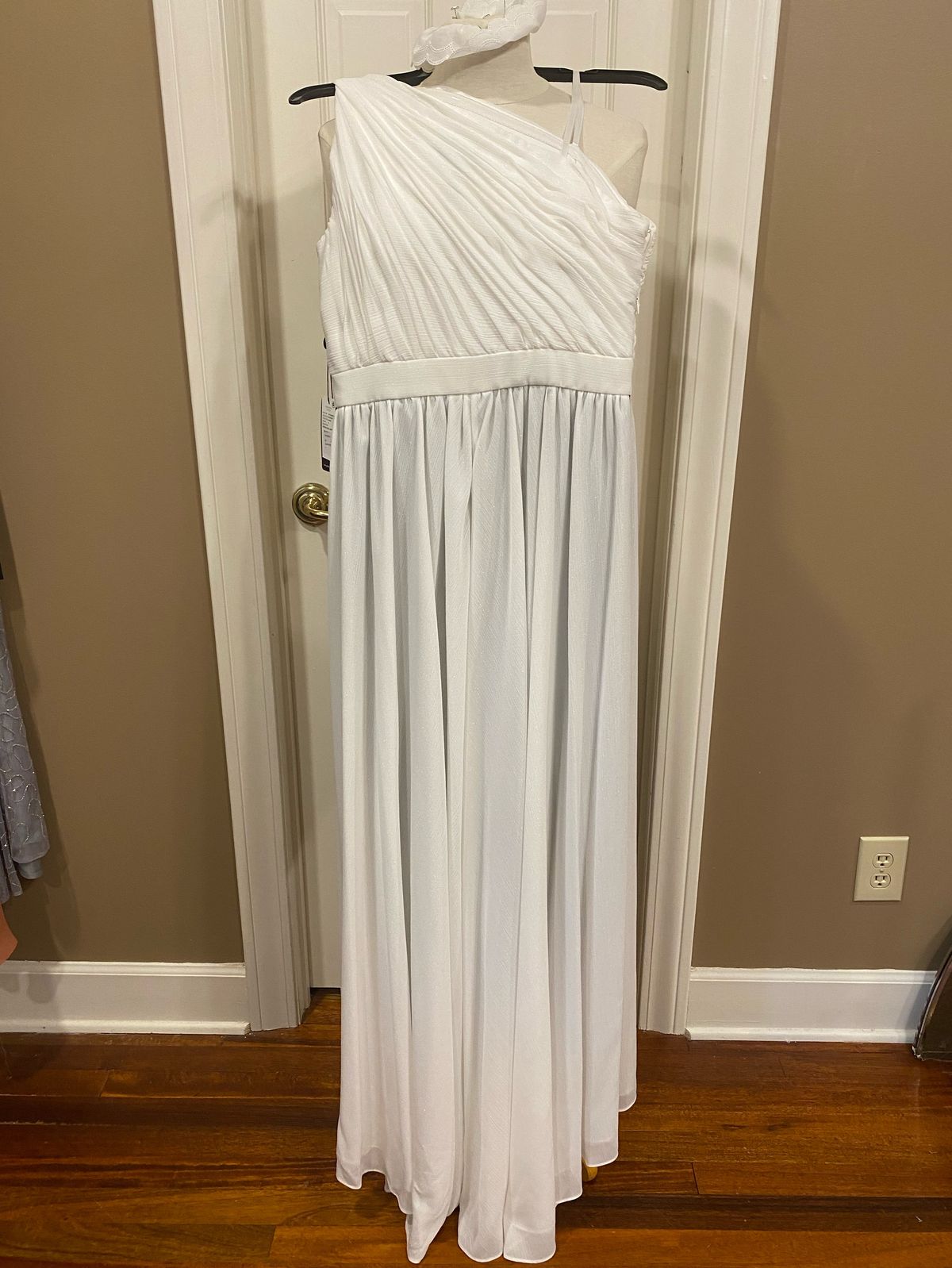 Adrianna Papell Size 10 White Formal Jumpsuit on Queenly