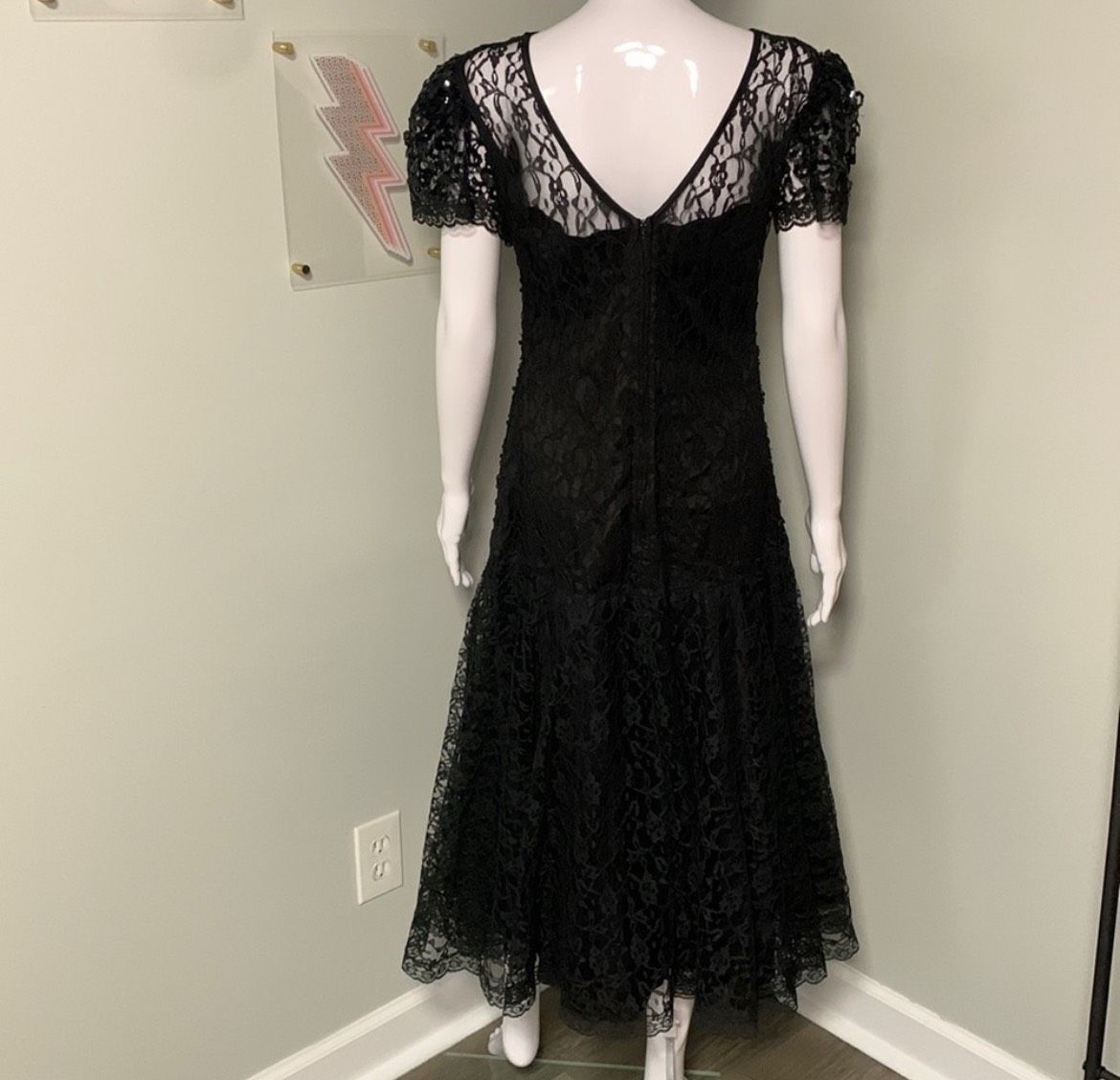 Size 6 Lace Black Cocktail Dress on Queenly