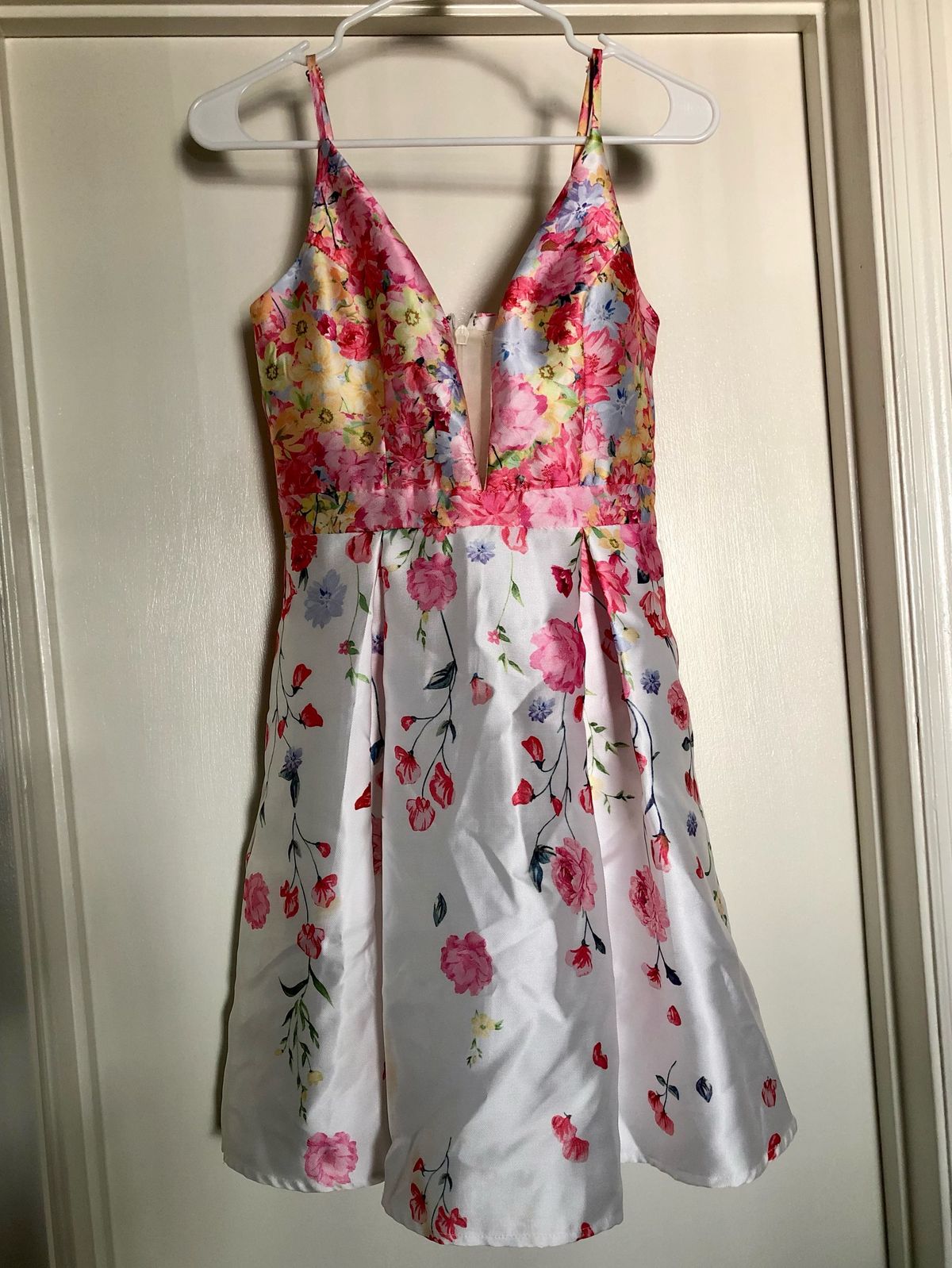 Size 2 Plunge Floral Multicolor Cocktail Dress on Queenly