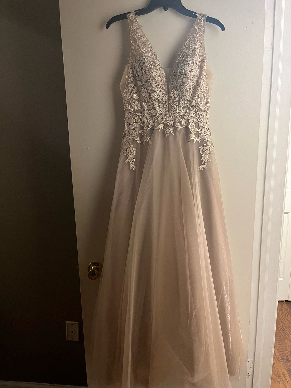 Size 4 Prom Lace Nude A-line Dress on Queenly