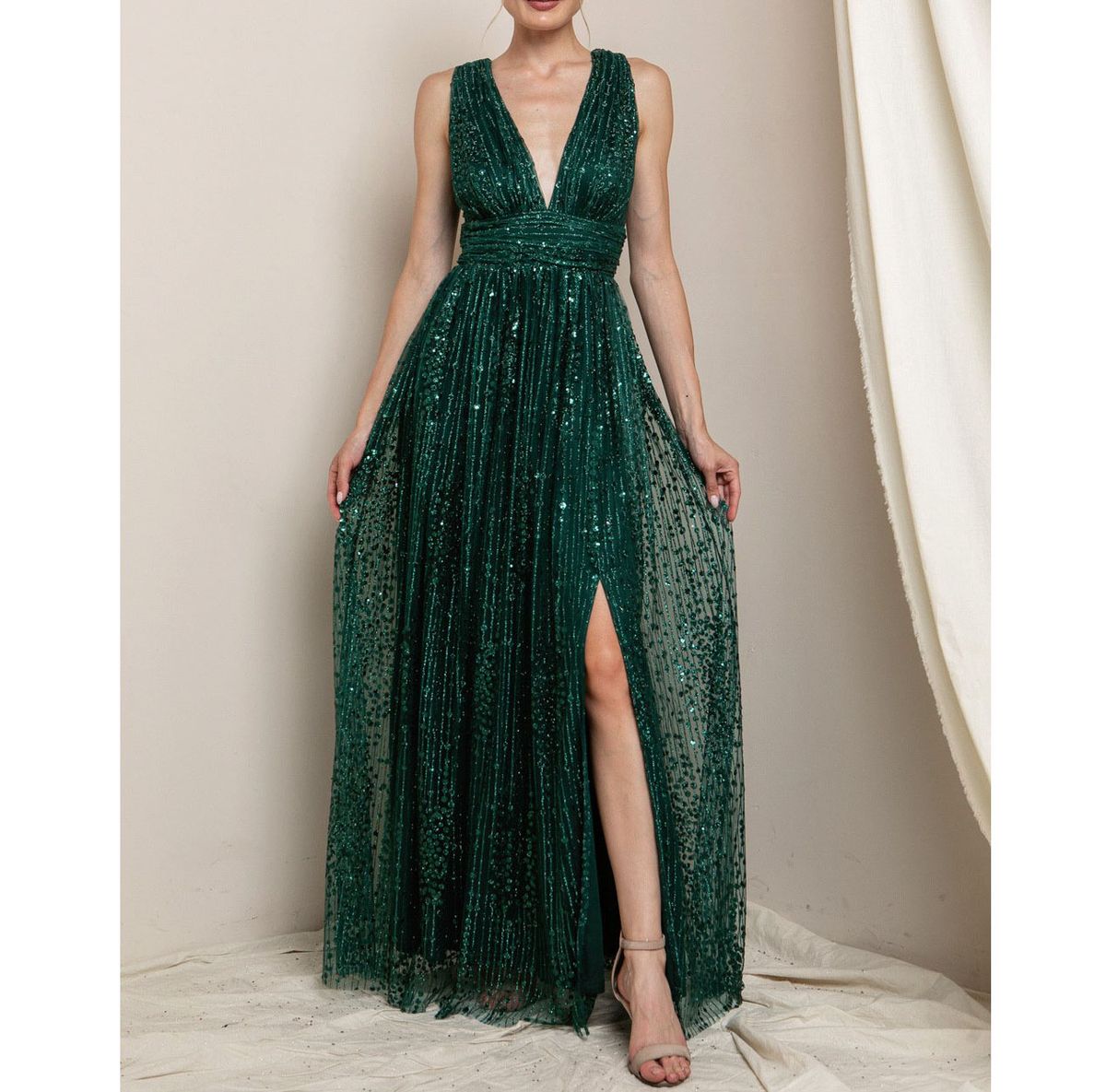 Style Emerald Green Sequined & Glitter Sleeveless V-neck Empire Waist Formal Gown Soeblue  Size 12 Sequined Green Side Slit Dress on Queenly
