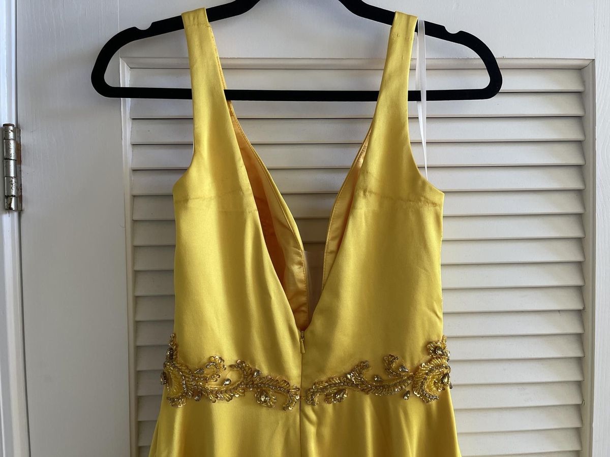 Size 0 Prom Plunge Sequined Yellow Dress With Train on Queenly