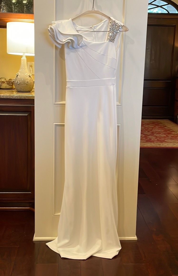 Lulus Size 00 White Floor Length Maxi on Queenly