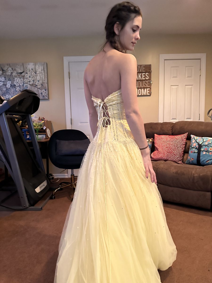 Size 8 Prom Yellow Ball Gown on Queenly